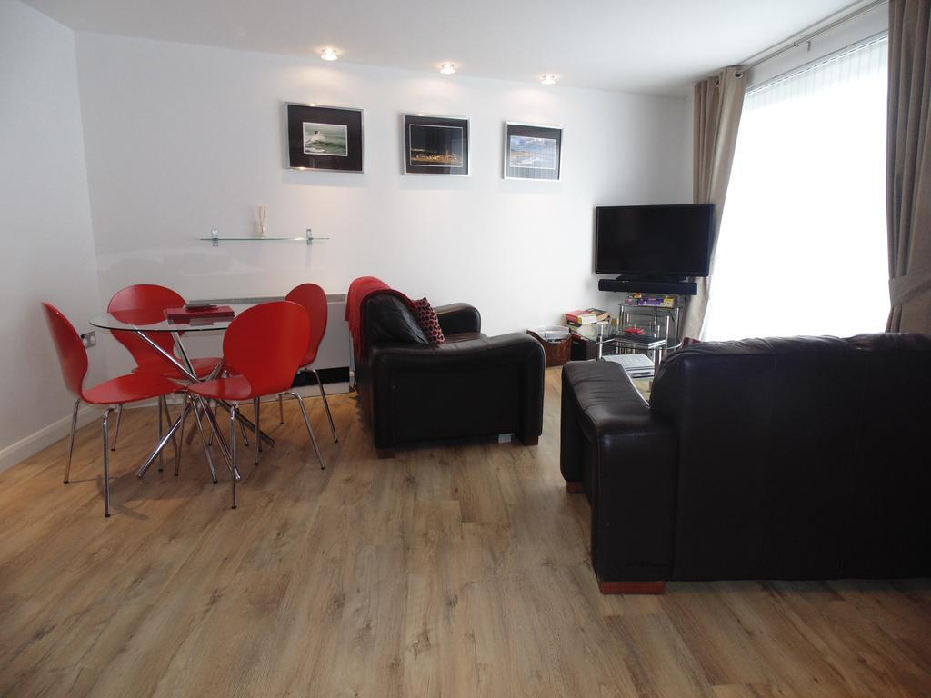 Awel Y Mor Apartment Ланели Екстериор снимка